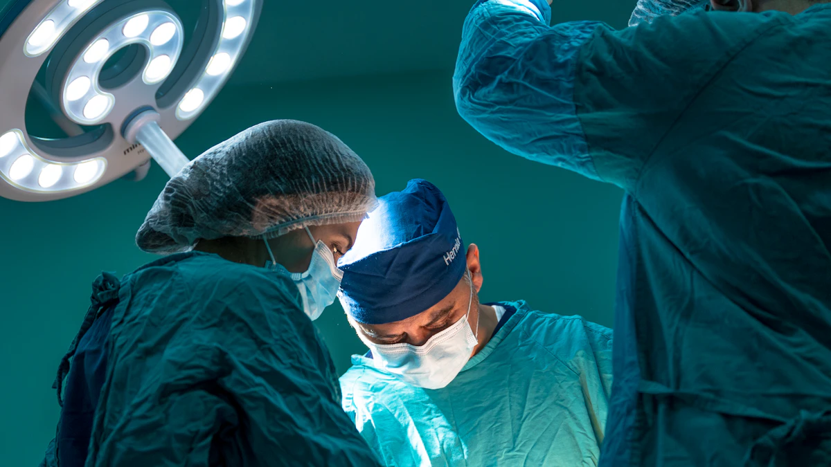 Ameliyathane ışıkları altında operasyon yapan cerrahi ekip